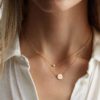 collier chaine fine perle blanche tendance 2024