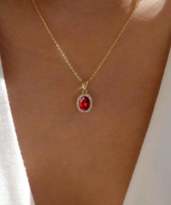 collier strass rouge plaque or