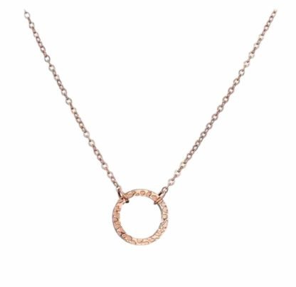 Collier cercle acier tendance 2024