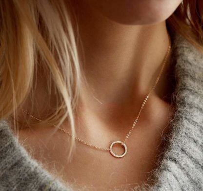 Collier cercle acier tendance 2024