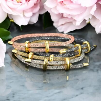 Bracelet femme rose translucide avec anneaux dorés brillants, bijou fin et raffiné