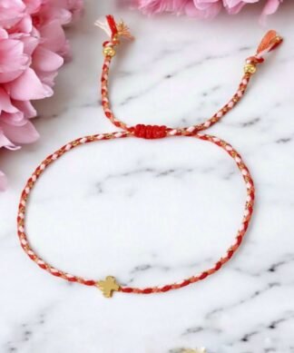 Bracelet rouge et rose tressé avec croix dorée – bijou fantaisie femme au style bohème passionné et protecteur