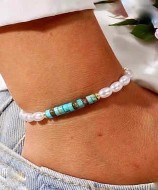 Bracelet femme en perles blanches et turquoise avec détails dorés, style bohème chic et élastique