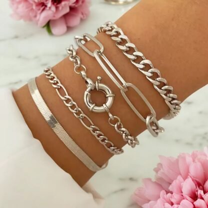 Set de bracelets argentés femme avec chaînes plates, maillons ovales et fermoir rond, bijou graphique au style moderne et chic