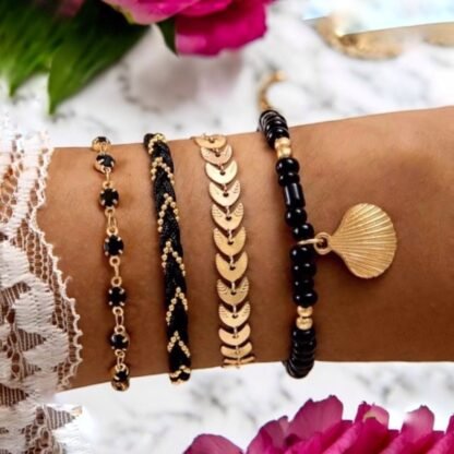 Set de bracelets noirs et dorés avec perles, tresse scintillante et pendentif coquillage doré, style chic pour femme